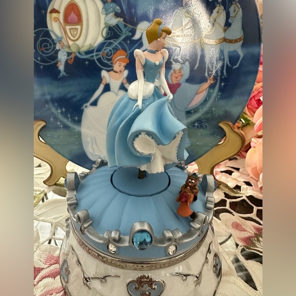 Disney Cinderella’s Dance Heirloom Music Box Collection - Picture 3 of 17